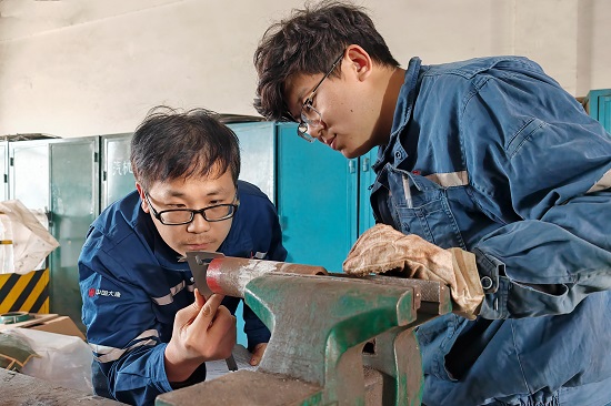 維護部鍋爐專業(yè)主管正在檢查指導(dǎo)青工閥門檢修練習要點。 - 副本.jpg