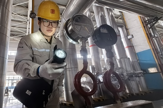 1709794731198001662.jpg 周靖搏正在檢查廠用氣系統(tǒng)管道壓力 - 副本.jpg