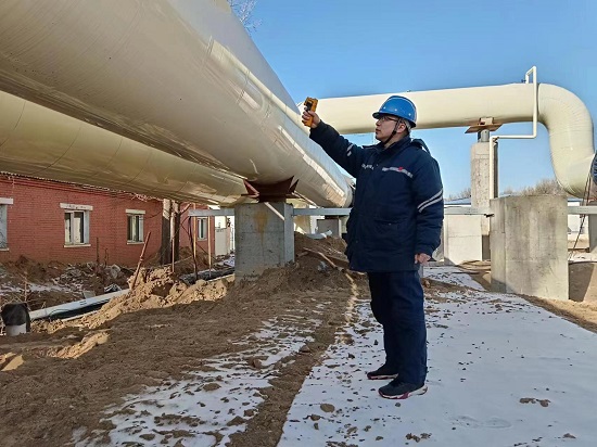 1709865844259009645.jpg 王永勝在用測溫槍測量管道溫度.jpg