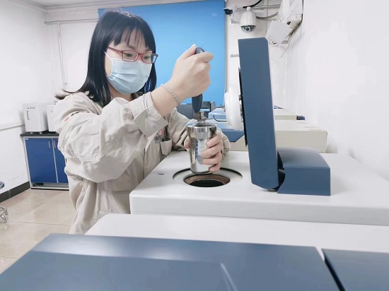 1710403925041053456.jpg 豐潤(rùn)熱電公司:煤化驗(yàn)中的巾幗情2 - 副本.jpg