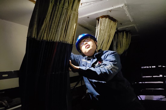 1710746930591062679.jpg 武安熱控人員在電纜夾層檢查穿線孔洞新敷設(shè)電纜 - 副本.jpg