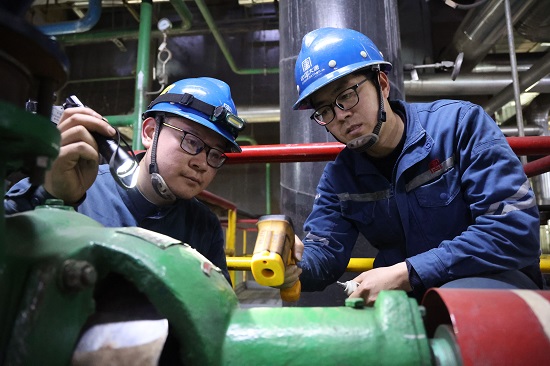 1713146243417044452.jpg 李志國(右一)和馮文輝(左一)在測量膠球泵軸承振動頻次和溫度 - 副本.jpg