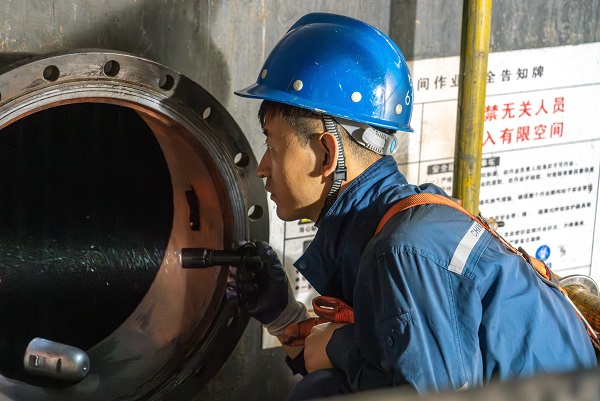 1718174203291078607.jpg 檢修團(tuán)隊(duì)在凝汽器人孔門處監(jiān)護(hù)內(nèi)部銅管查漏作業(yè).jpg