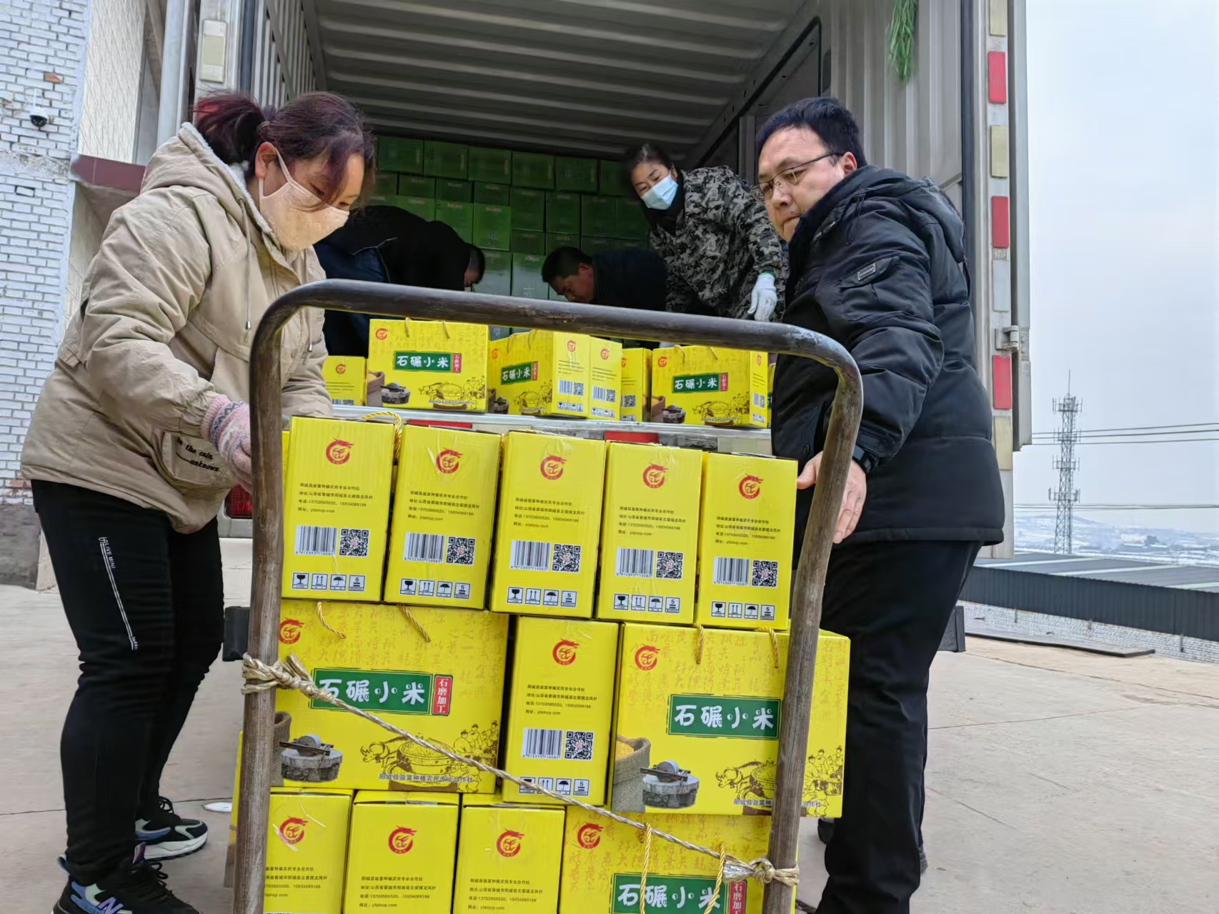 1724031414799087711.jpg 幫扶工作隊(duì)協(xié)助消費(fèi)幫扶農(nóng)產(chǎn)品裝車.jpg